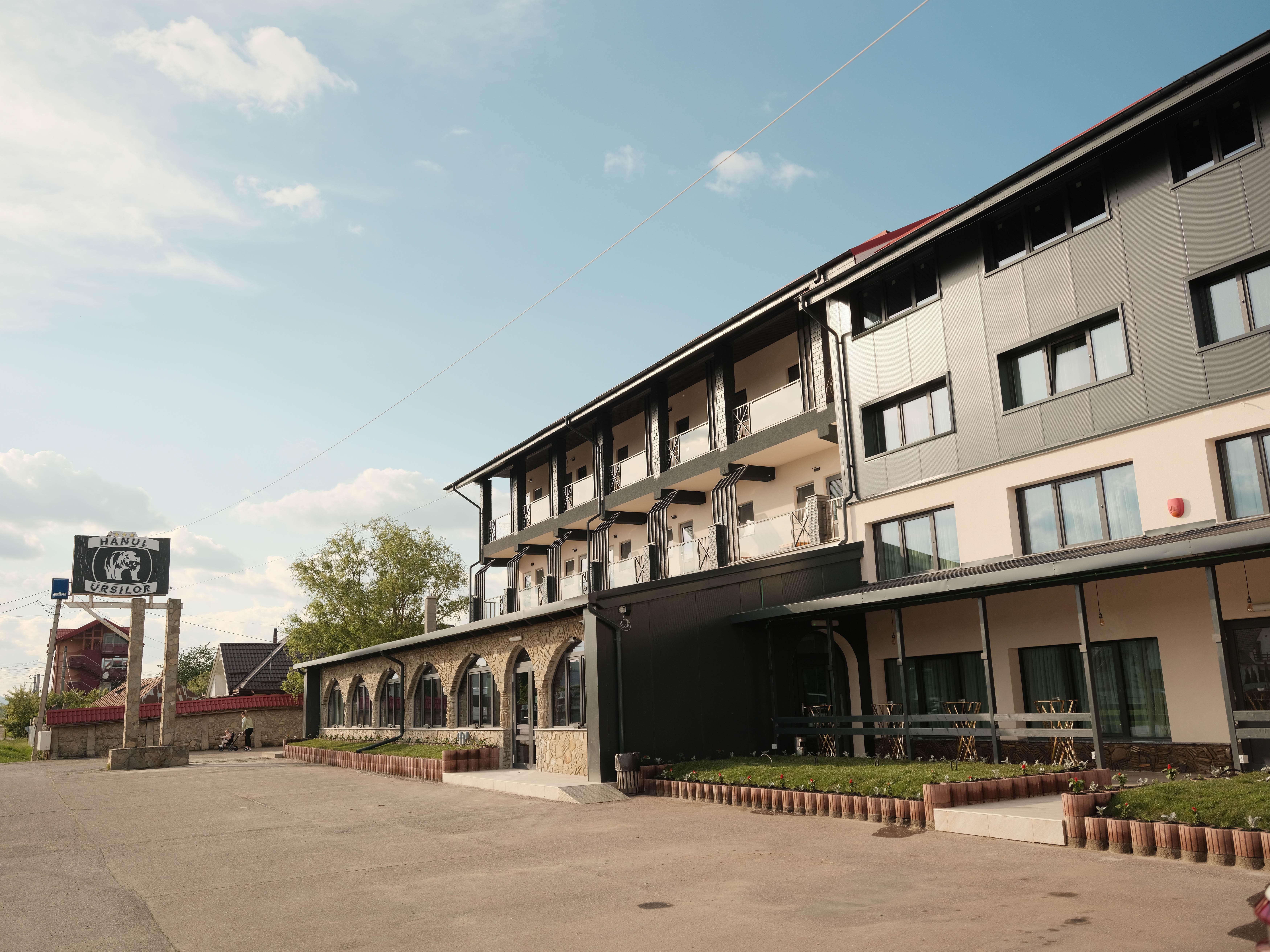 Hanul Ursilor Târgu Neamț Exteriör bild